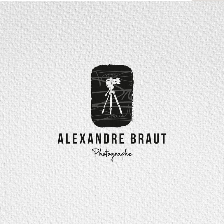 Logo personnalisé d'Alexandre Braut sur fond blanc texturé, design par Marion Guizzardi, directrice artistique, Montpellier.