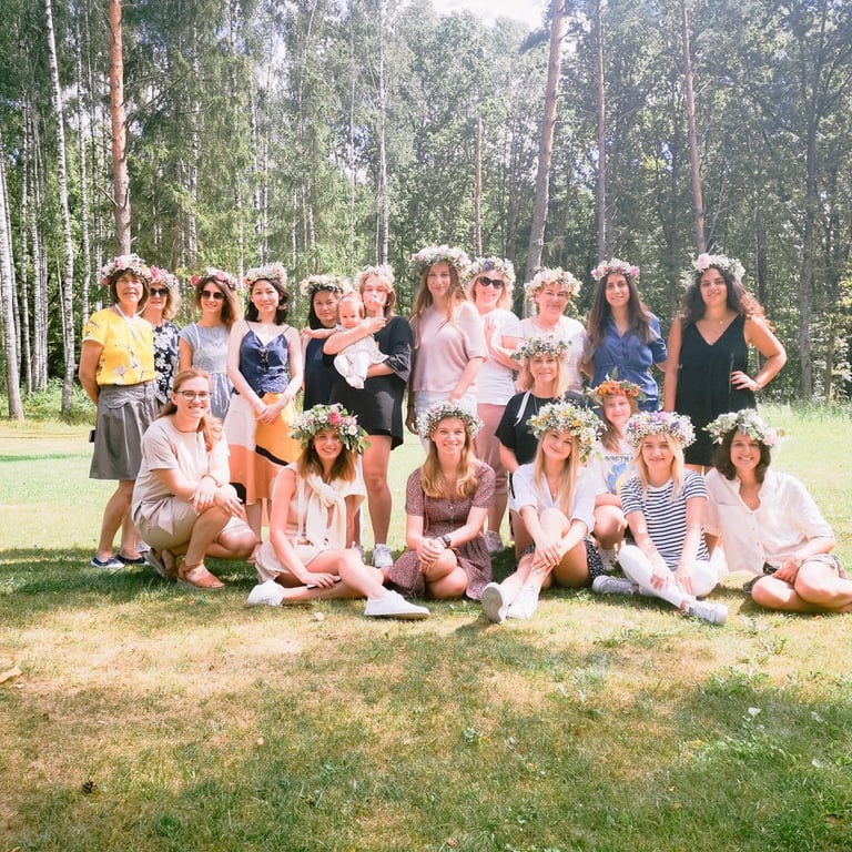 gėlių vainikų workshopas dirbtuves merginų grupei