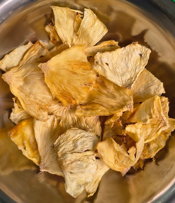 Trozos de piña deshidratada