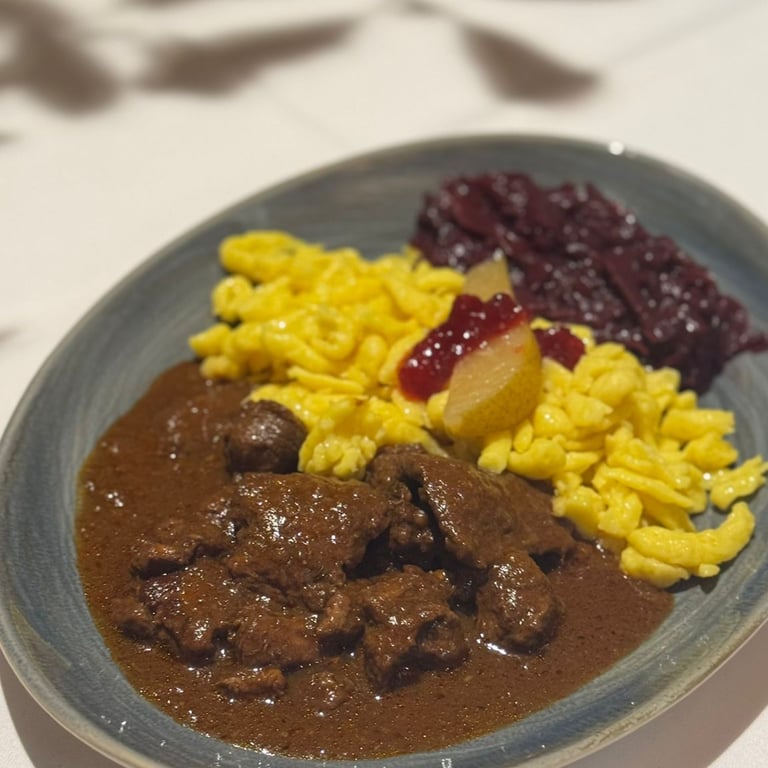 Rinderragout auf dem Teller mit Spätzle, Soße, Rotkraut