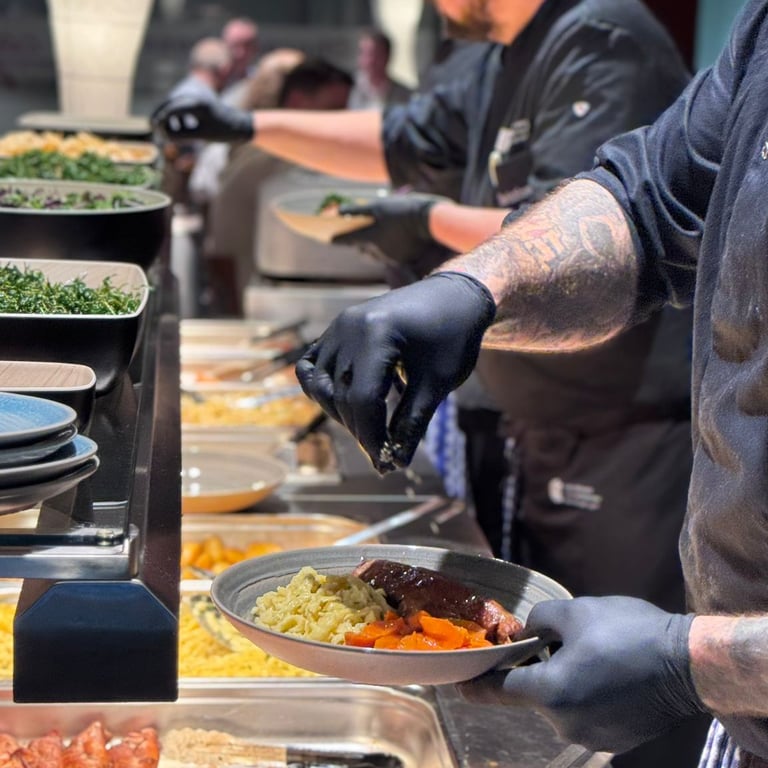Anrichten des Catering Menüs
