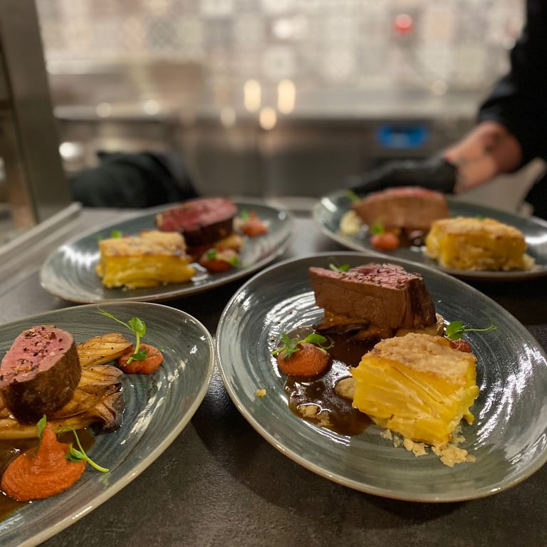 Fleisch und Kartoffelgratin auf den Tellern
