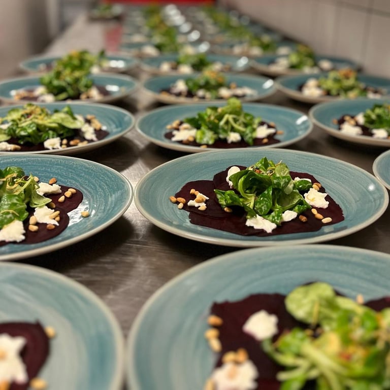 Rote Beete Carpaccio auf den Tellern angerichtet