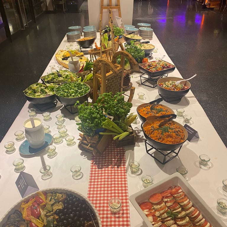 Weihnachtsbuffet aufgebaut auf den Tischen