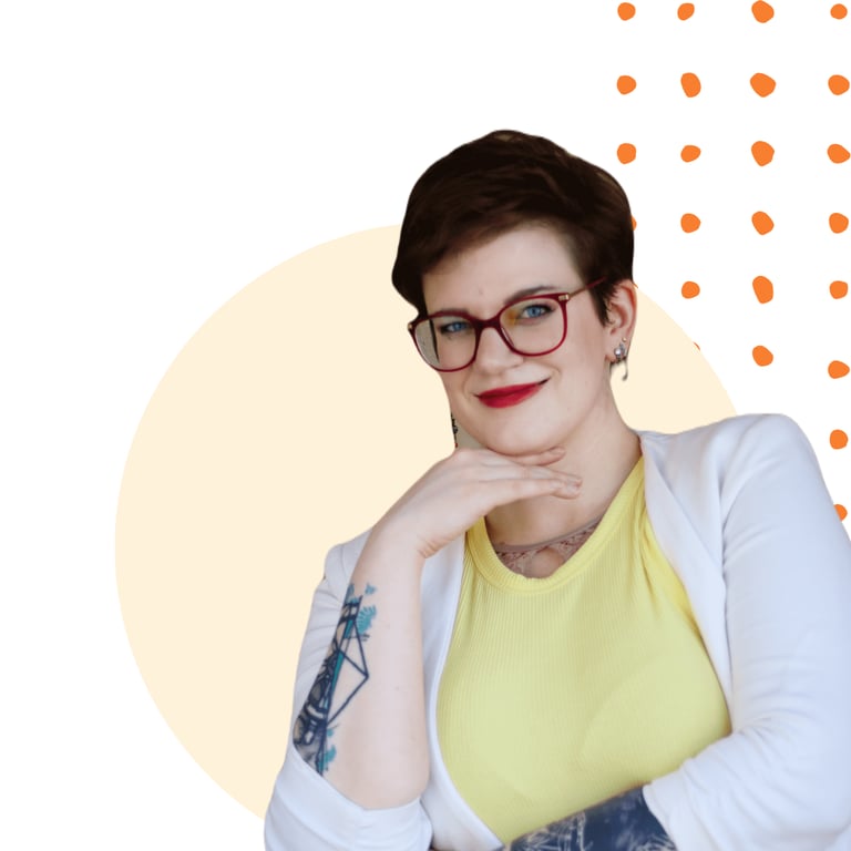 ein Photo von Swana Schuchmann, Diversity Trainerin. Sie trägt einen weißen Blazer und lächelt