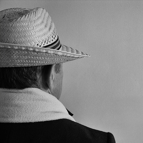 un homme portant un chapeau. Autoportrait de Stéphane Chery