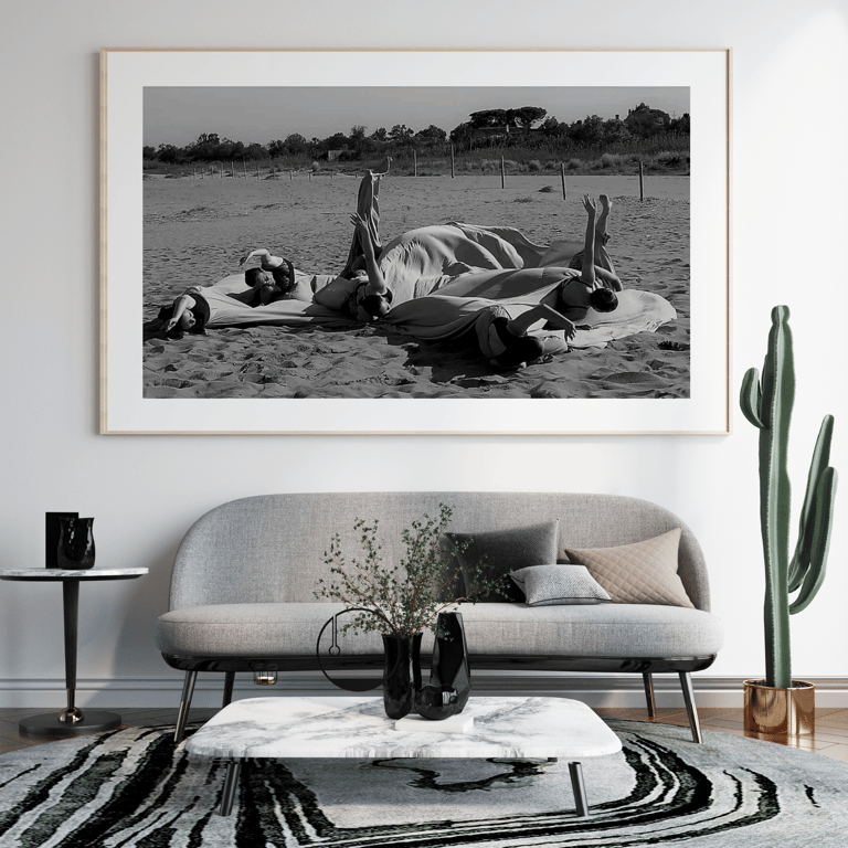 Fotografía de muejres bailando en la playa colección serie fotograficas Eva Mas
