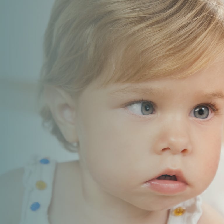 Niña pequeña con estrabismo