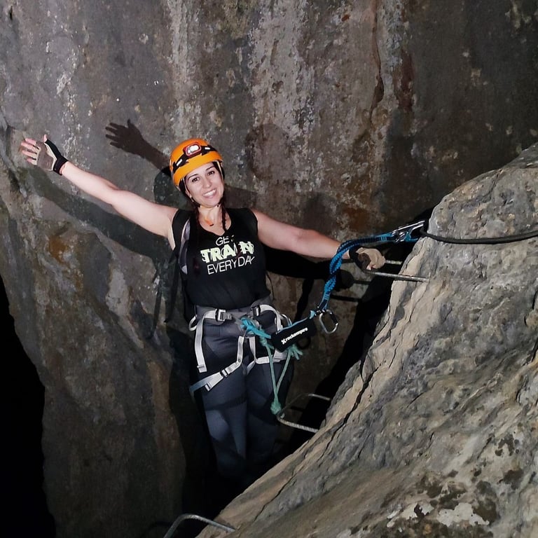 Progresión en la vía ferrata de Atajate