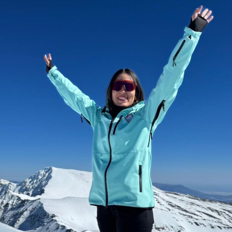 Aventureros en la ascensión al Veleta en invierno durante una ruta de alta montaña