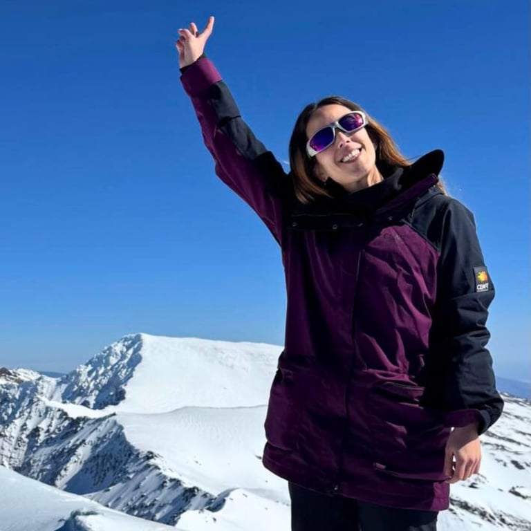 Aventurera disfrutando de la subida invernal al Veleta en Sierra Nevada