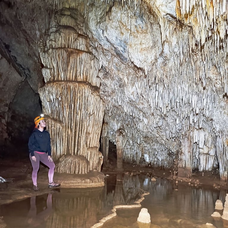 Aventurera realizando pura espeleología con Guadalterra Aventura