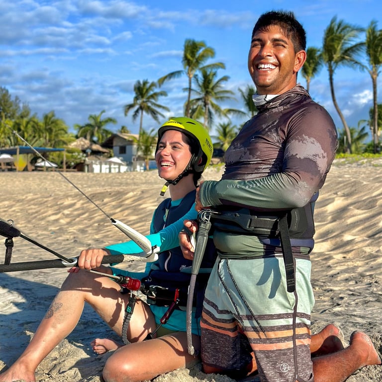 mulher jovem fazendo aula de kitesurf ao lado do instrutor.