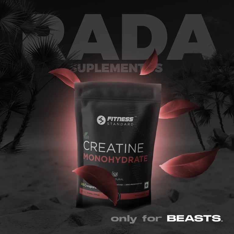 Paquete de creatina roja suplemento incrustrado en la arena con hojas rojas alrededor