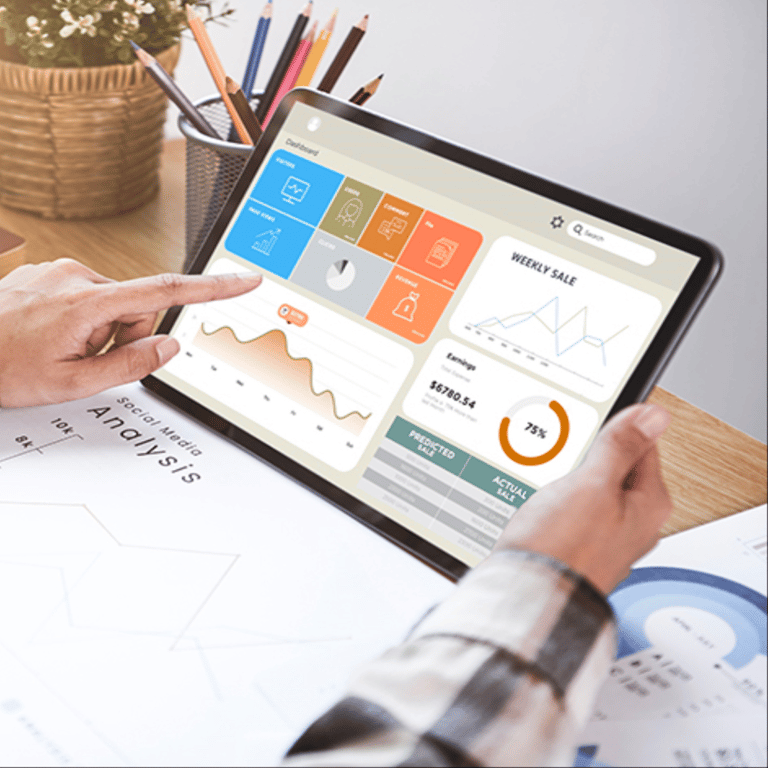 Um tablet demonstra várias informações, gráficos e indicadores da empresa.
