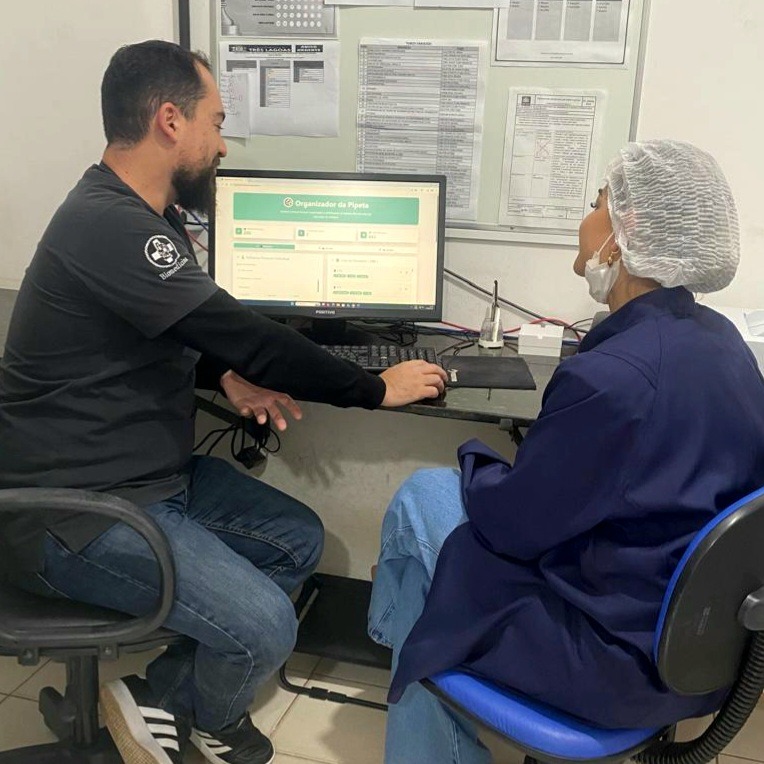 Biomédico Ariéu Azevedo Moraes explicando aplicativo