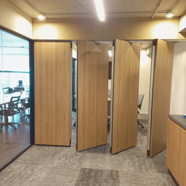 paneles moviles acusticos que dividen una sala de reuniones