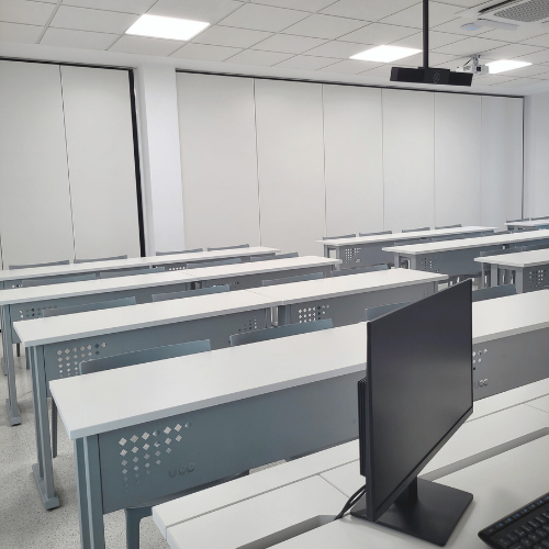 sistema cerrado de paneles moviles acusticos que dividen un aula en una universidad