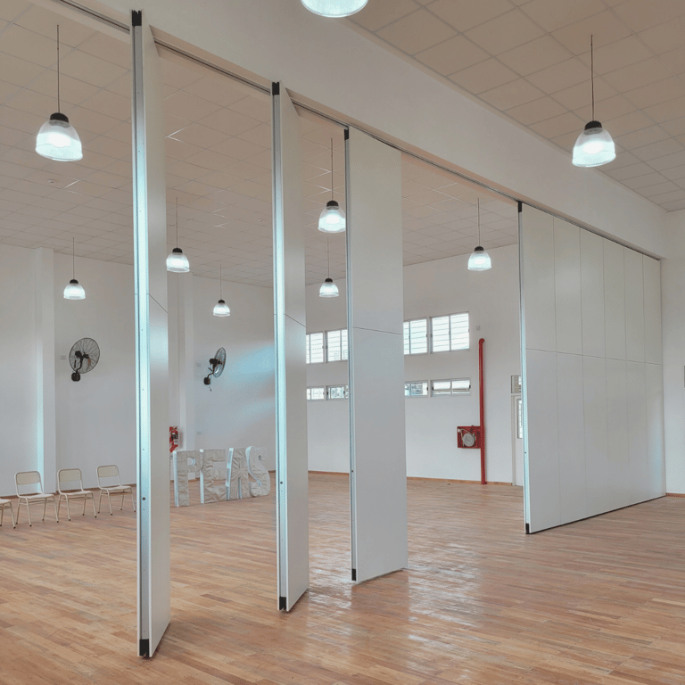 paneles moviles acusticos, de cuatro metros de altura, que permiten dividir un estudio de danzas