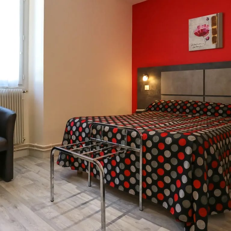 Les chambres ont été rénovées pour vous offrir un séjour confortable à l'hôtel des Voyageurs à Urdos