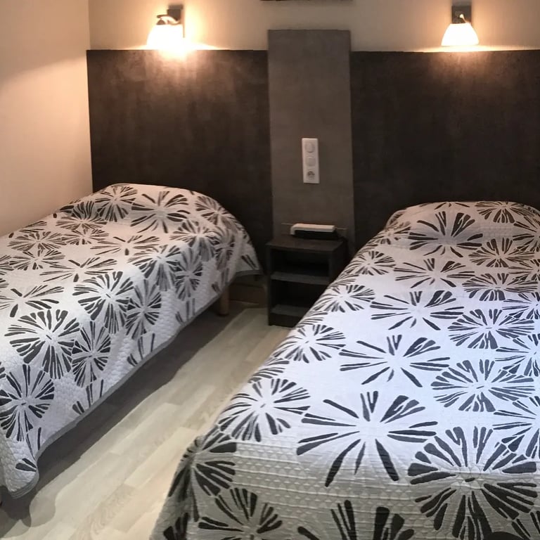 Les chambres de l'Hôtel des Voyageurs ont été rénovées pour vous offrir un séjour confortable à Urdos