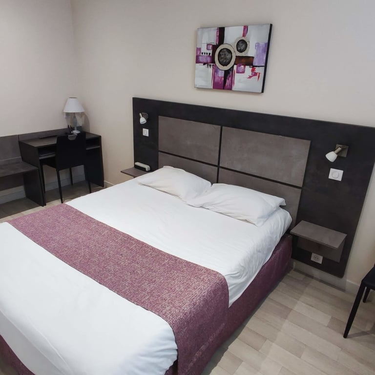 Les chambres ont été rénovées pour vous offrir un séjour confortable à l'Hôtel des Voyageurs à Urdos