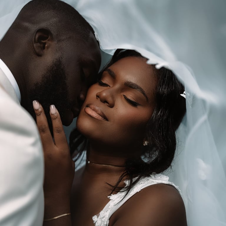 Mariés, tendresse, voile, proximité, amour, moments intimes, émotion, couple, lumière douce, romantisme.