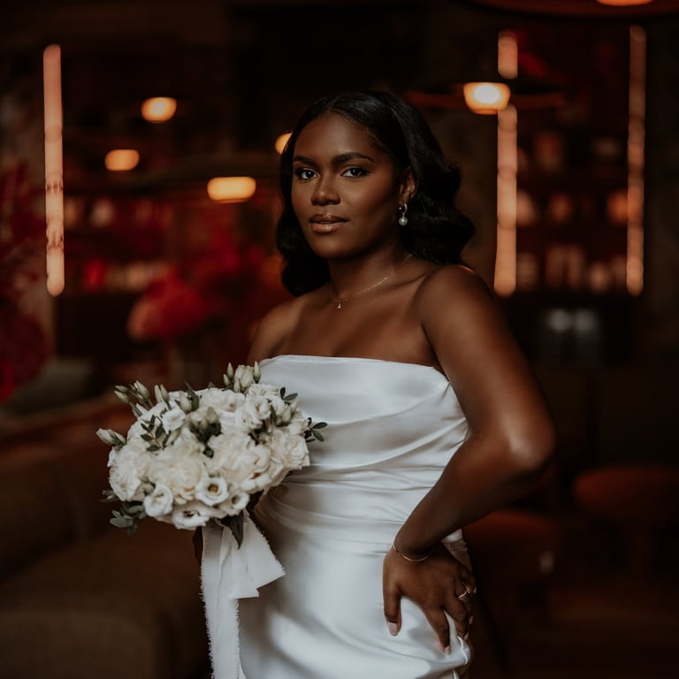 Mariée, robe satinée, bouquet, lumière tamisée, ambiance chaleureuse, élégance, pose, glamour