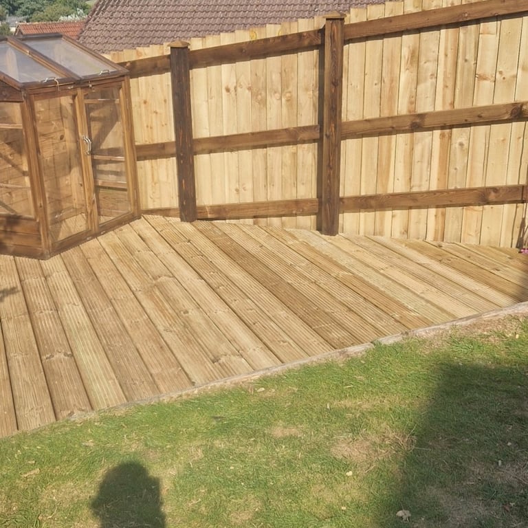 nice deck and fence contrast image