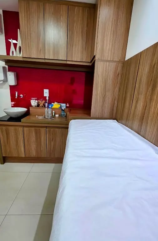 Consultório de atendimento da Dra. Vanessa Lima na Clínica Liria para consultas dermatológicas particulares.