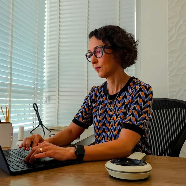 Dra. Vanessa Lima, médica dermatologista em Águas Claras, especialista em procedimentos estéticos e saúde da pele.