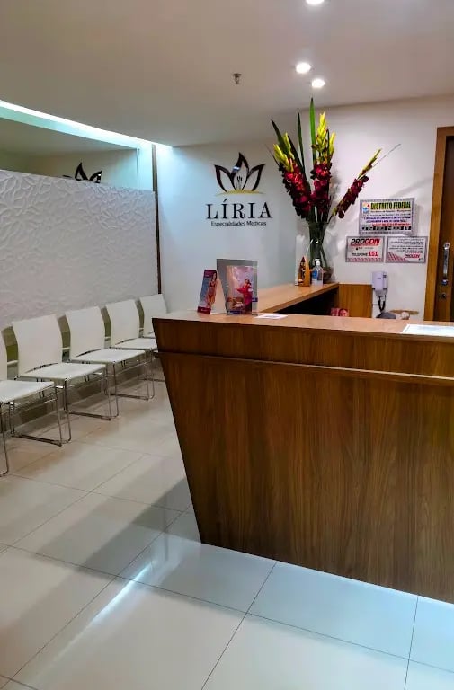 Fachada da Clínica Liria da Dra. Vanessa Lima em Águas Claras, DF, localizada em prédio comercial moderno.
