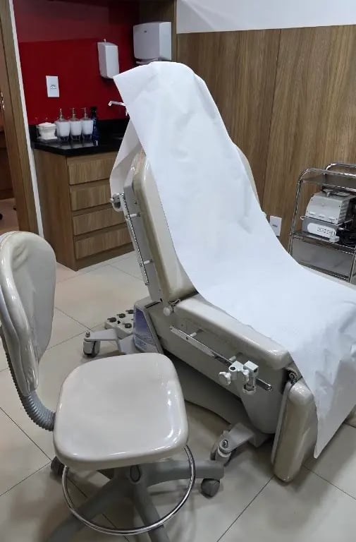 Aplicação de procedimentos estéticos avançados na Clínica Liria pela dermatologista Dra. Vanessa Lima.