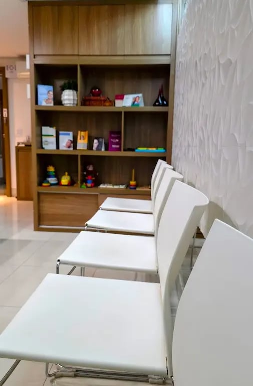 Recepção confortável e moderna da Clínica Liria em Águas Claras para atendimento dermatológico.