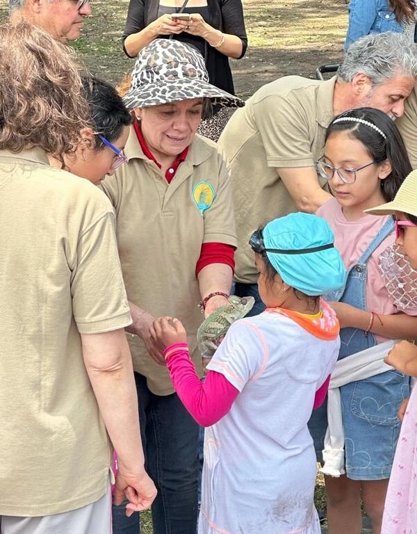 Fiesta infantil con animales exóticos en vivo CDMX: niños interactuando con gecko leopardo y camaleón