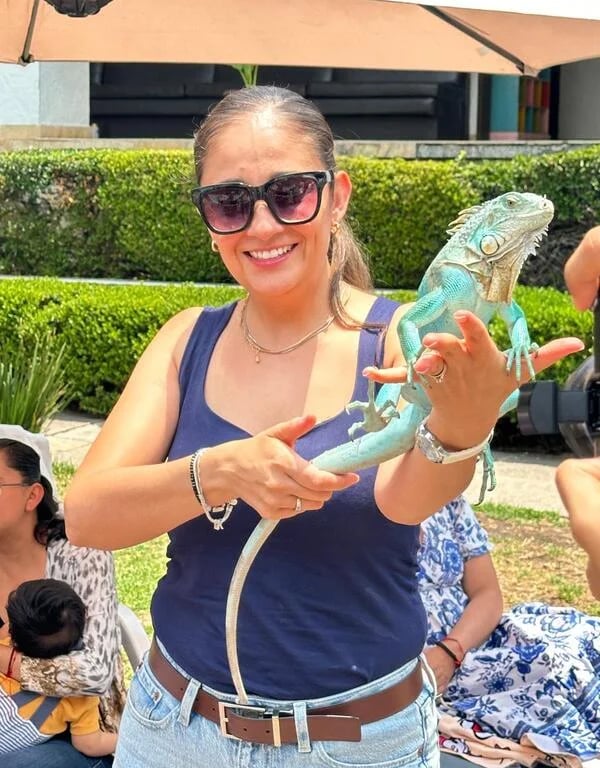 Mamá feliz en fiesta con animales en vivo para niños en Ciudad de México – Ecozooo Party