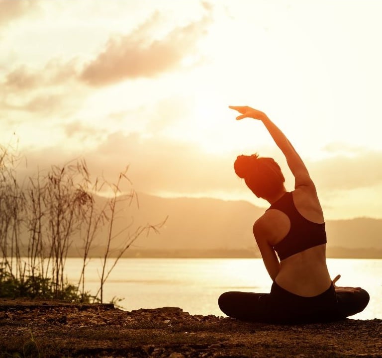 Curso de yoga e meditação online Letícia Pires