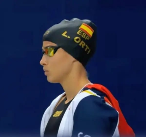 Nadadora del club valenciano de natación compitiendo con españa