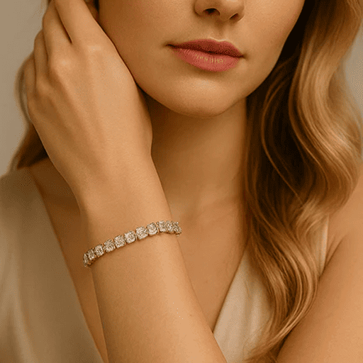 Mujer elegante luciendo una brillante pulsera tennis de diamantes en oro blanco.