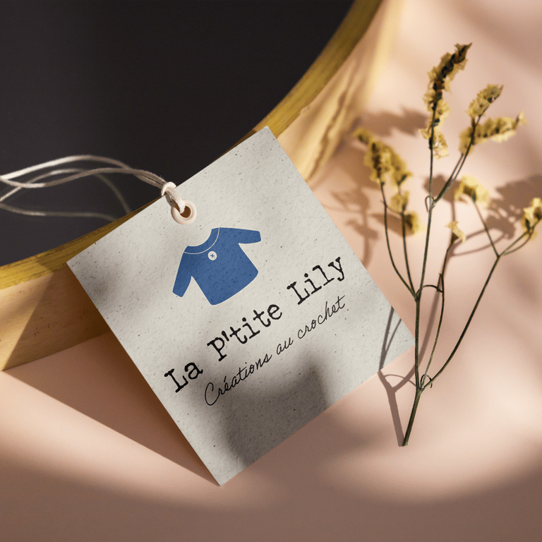 Étiquette carton à attacher présentant le logo La Ptite Lily