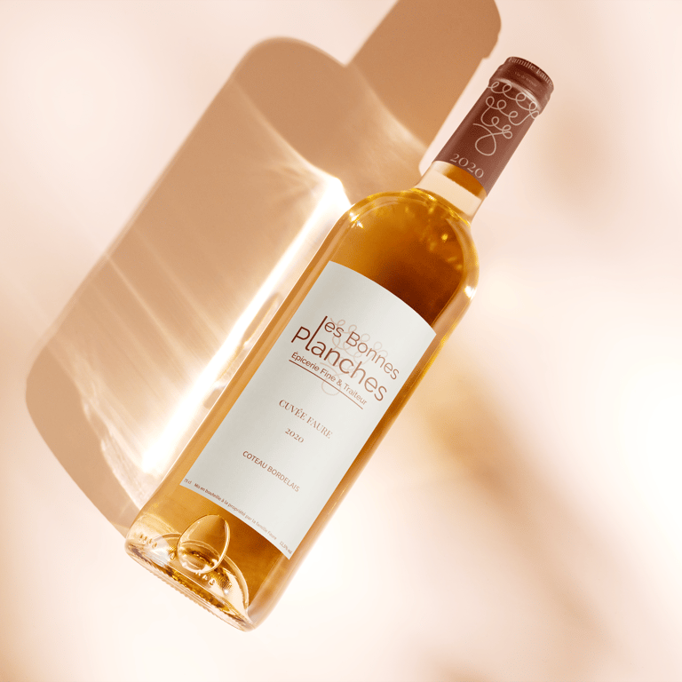 Mise en page d'une étiquette de vin blanc utilisant les typographies sélectionnées