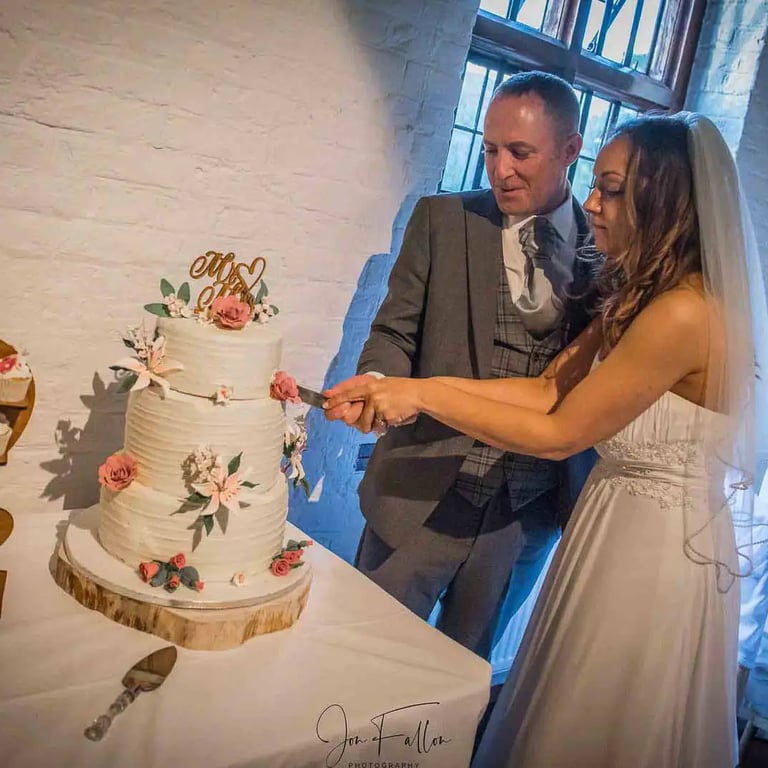 wedding couple cutting their cake