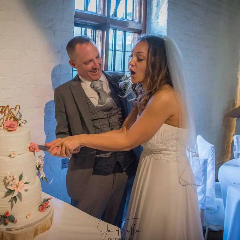 Wedding couple cutting their cake