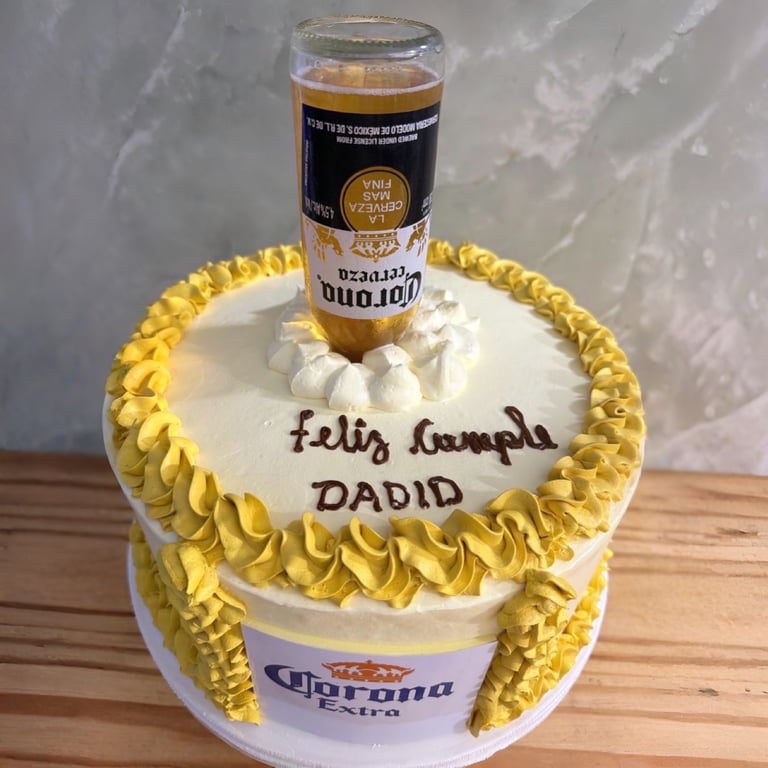 Pastel de cumpleaños de cerveza Corona personalizado con glaseado amarillo y un topper de botella de