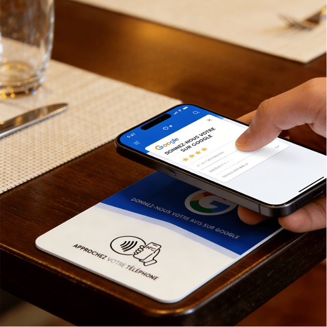 Client utilisant un iPhone pour laisser un avis Google via une plaque NFC Notiia