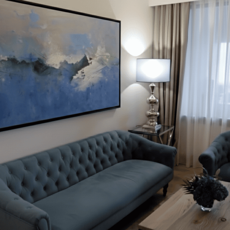 Pintura abstracta en azules y blancos en exclusivo hotel de España