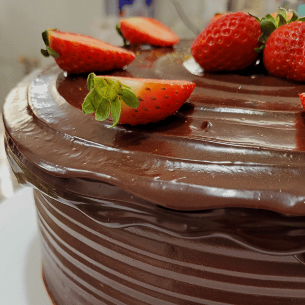 Bolo de chocolate com morango guarulhos