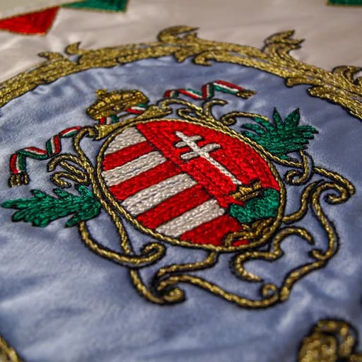 1848-as magyar címer hímzett selyem zászlón