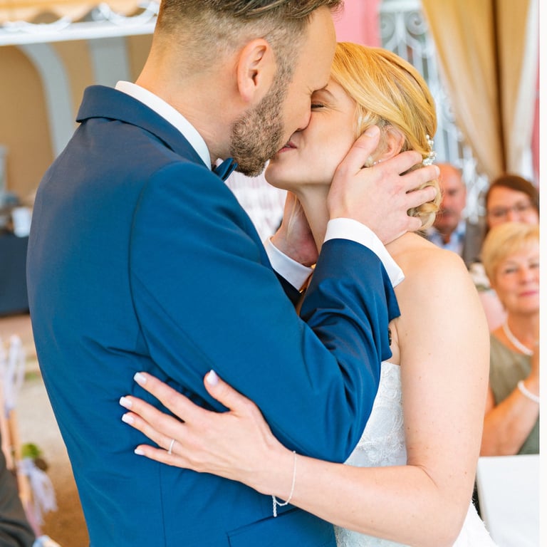 Braut und Bräutigam küssen sich während der Trauung – emotionaler Hochzeitsmoment am Möhnesee.