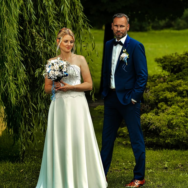 Braut und Bräutigam unter einer großen Trauerweide – natürliche Hochzeitsaufnahme von einem Hochzeitsfotografen am Möhnesee